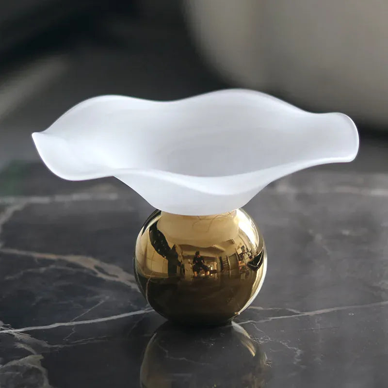 Vase en métal sur pied design floral