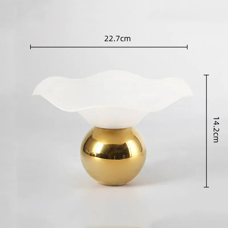 Vase en métal sur pied design floral