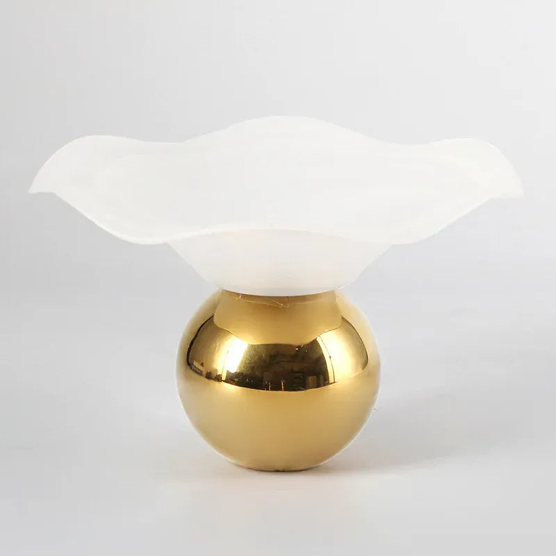 Vase en métal sur pied design floral