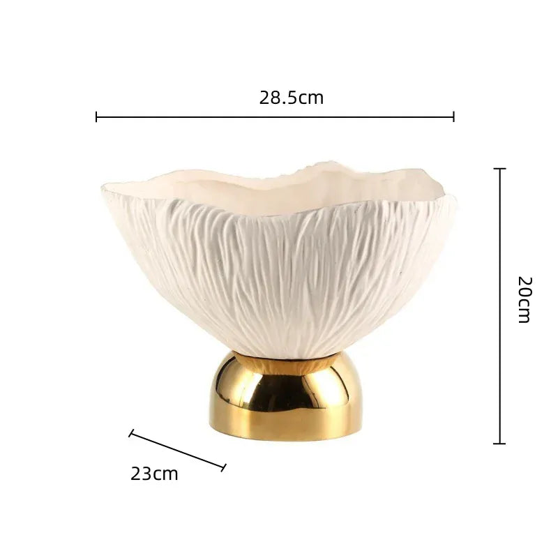 Vase en résine blanc irrégulier sur pied doré