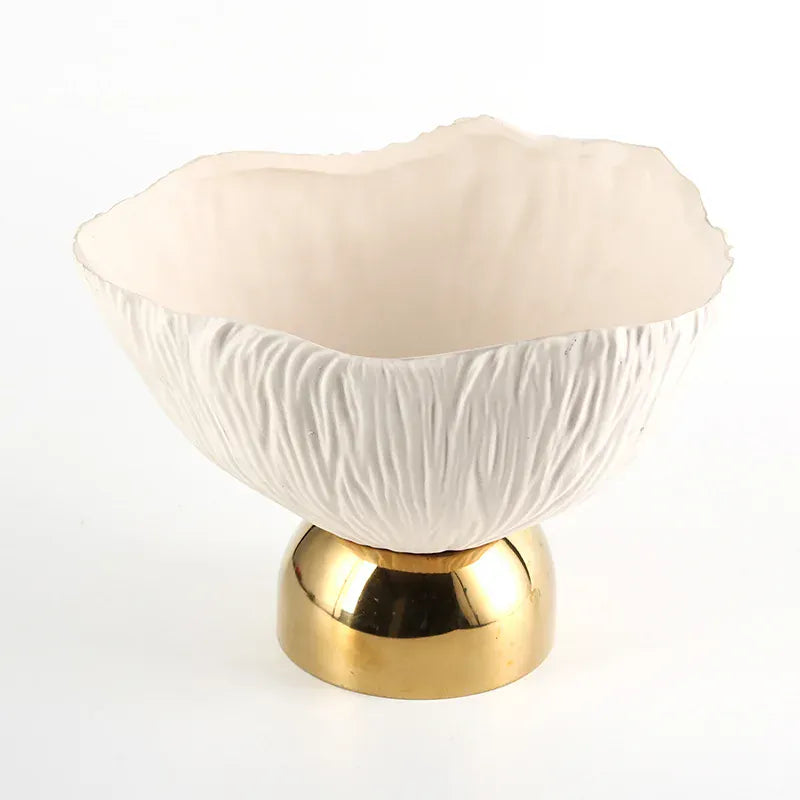 Vase en résine blanc irrégulier sur pied doré