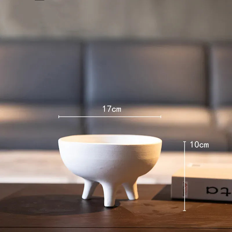 Vase en céramique sur trépied