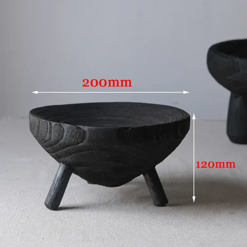 Vase en bois noir sculpté sur pieds