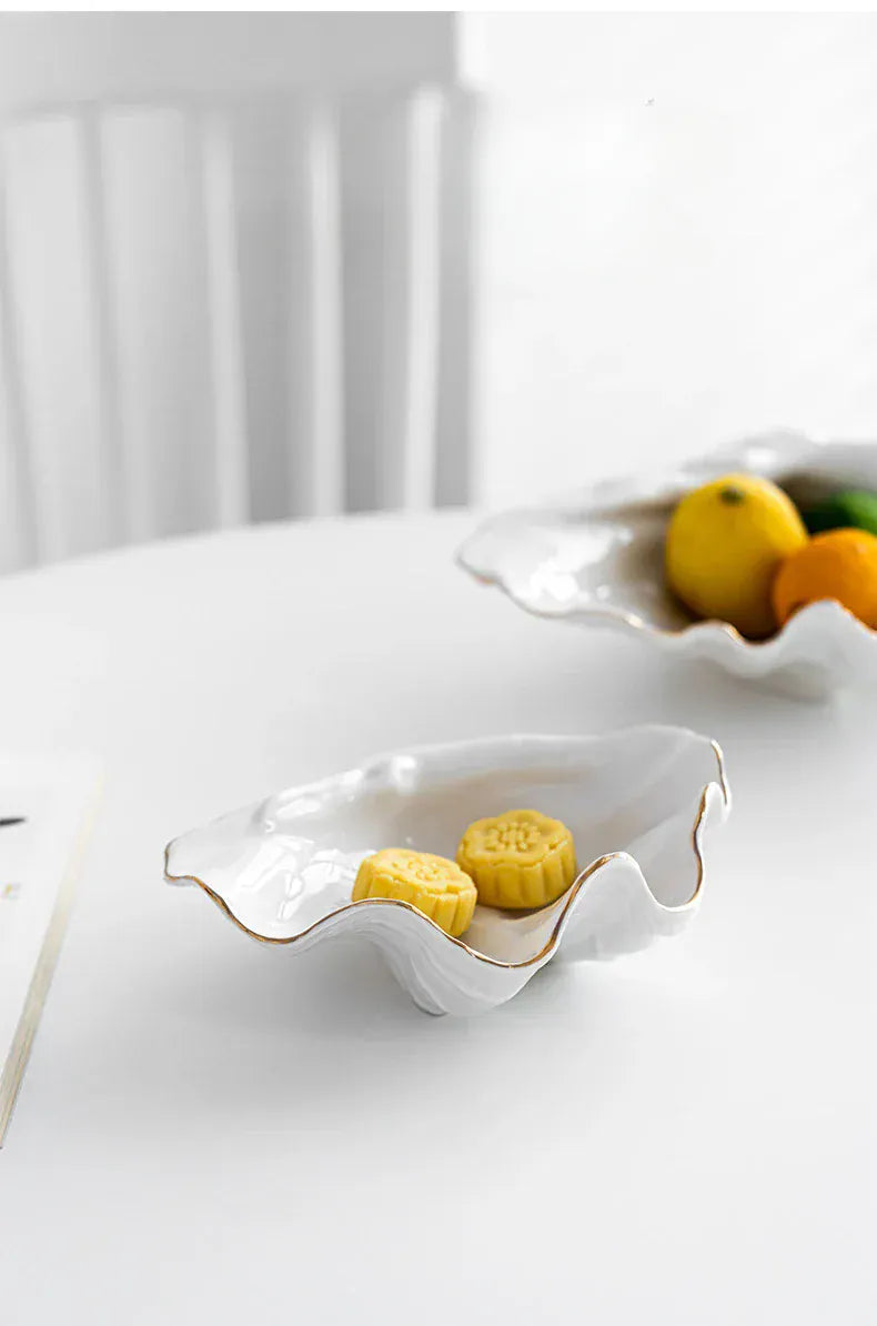 Vase en céramique bord doré forme coquillage