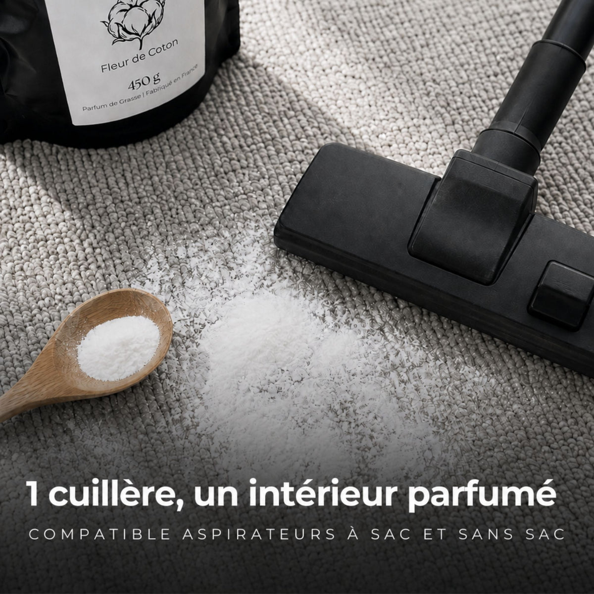 Une cuillère de poudre d’aspirateur parfumée Soulomia déposée sur un tapis avant de passer l’aspirateur