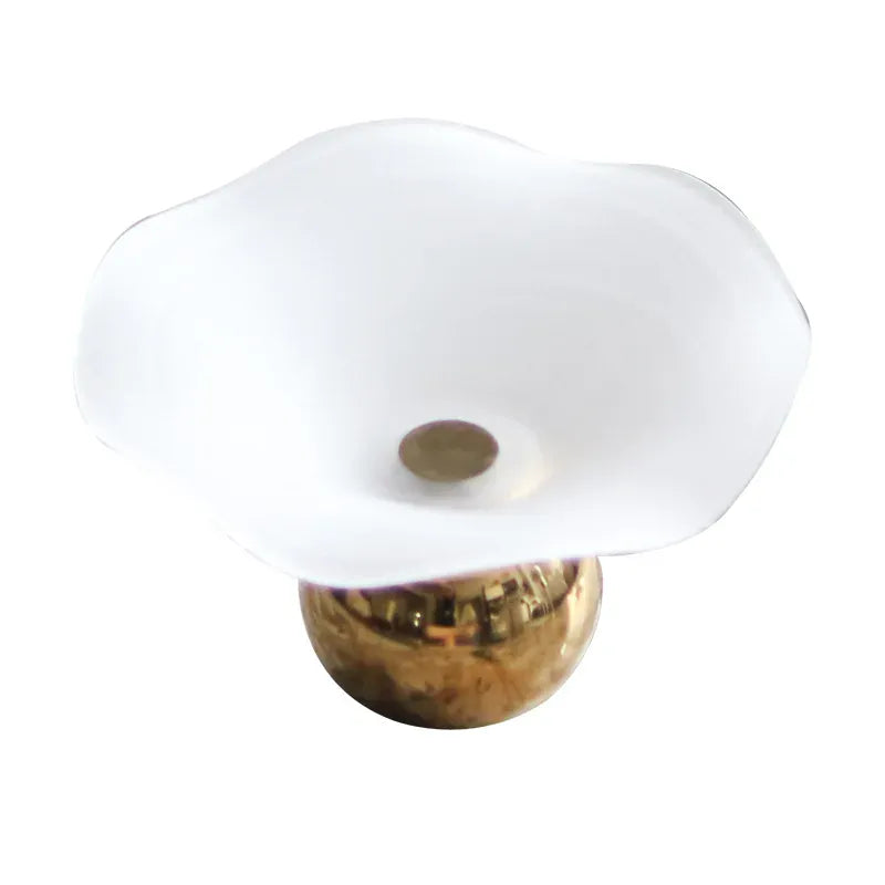 Vase en métal sur pied design floral