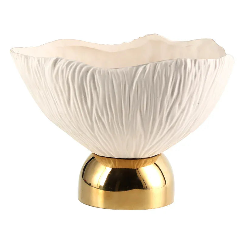 Vase en résine blanc irrégulier sur pied doré