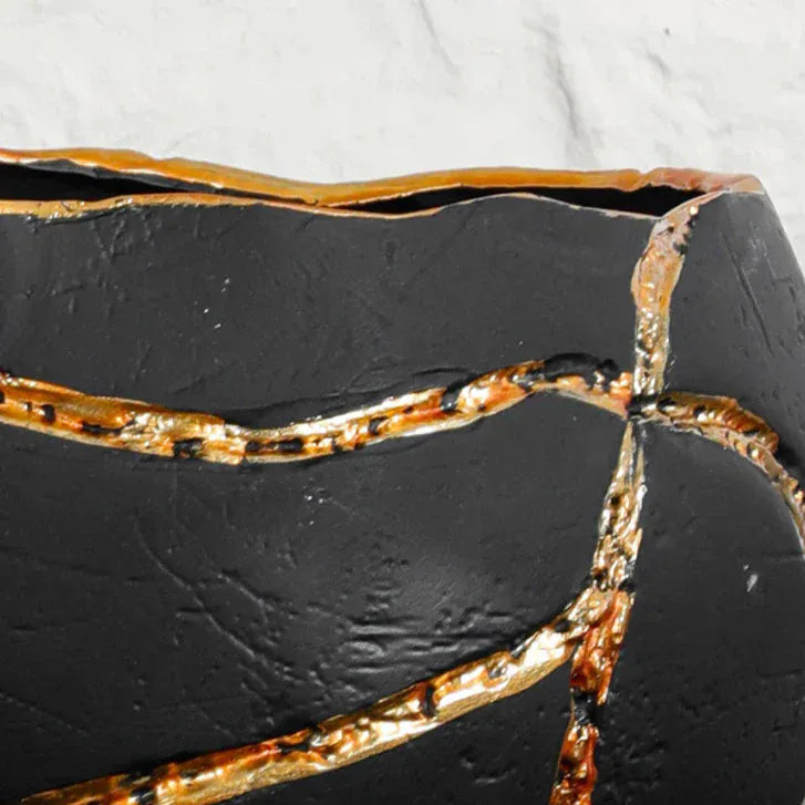 Vase en résine rayé noir et or
