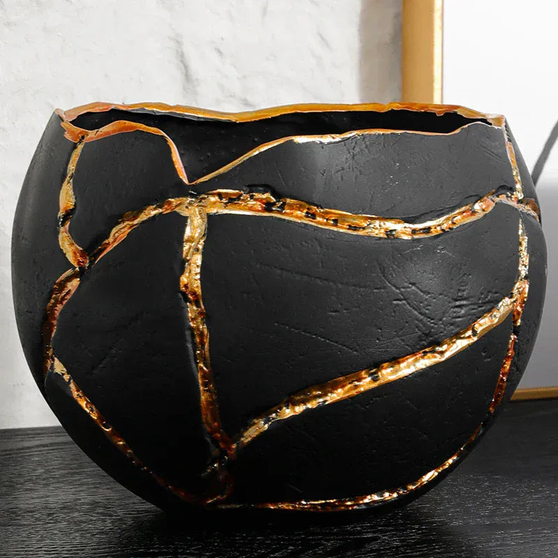 Vase en résine rayé noir et or