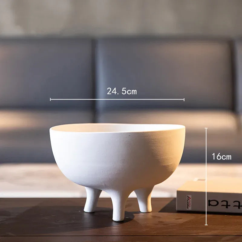 Vase en céramique sur trépied