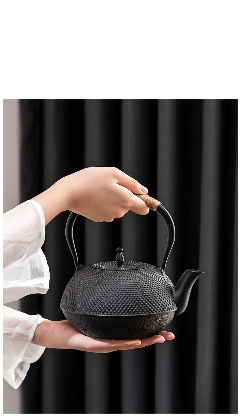 Théière japonaise en fonte 900 ml – Motif fleurs de cerisier avec filtre à thé