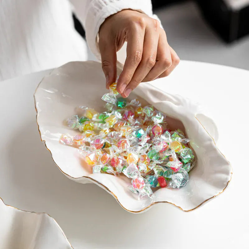 Vase en céramique bord doré forme coquillage