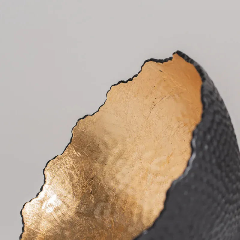 Vase en céramique noir doré en forme de coquille