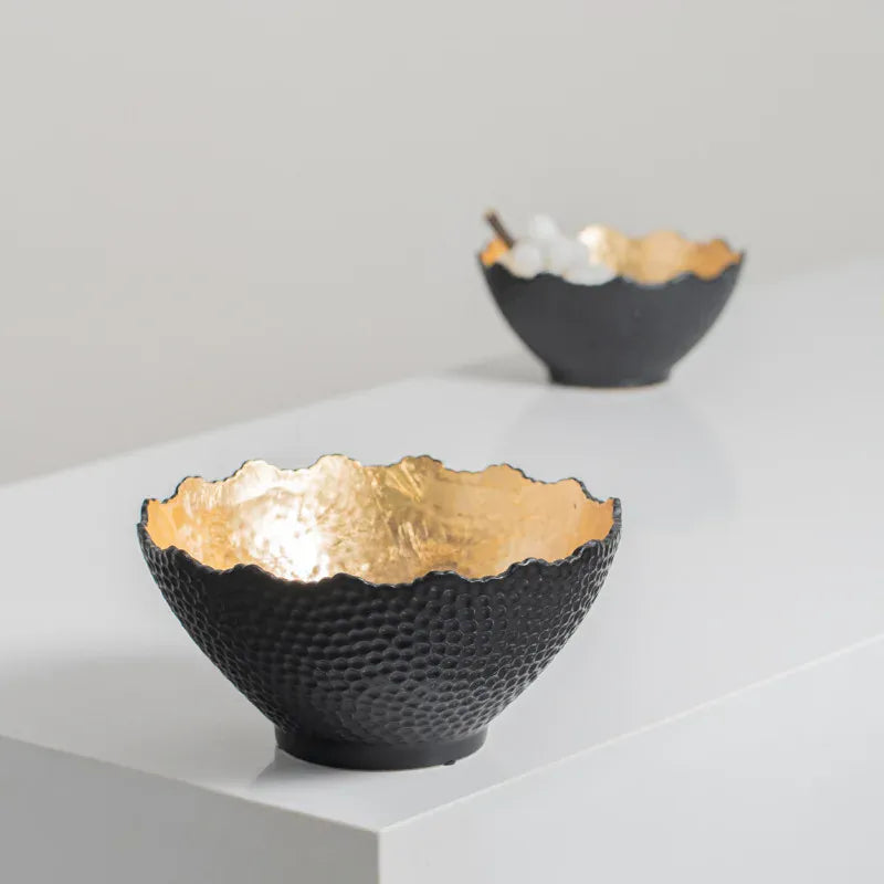 Vase en céramique noir doré en forme de coquille