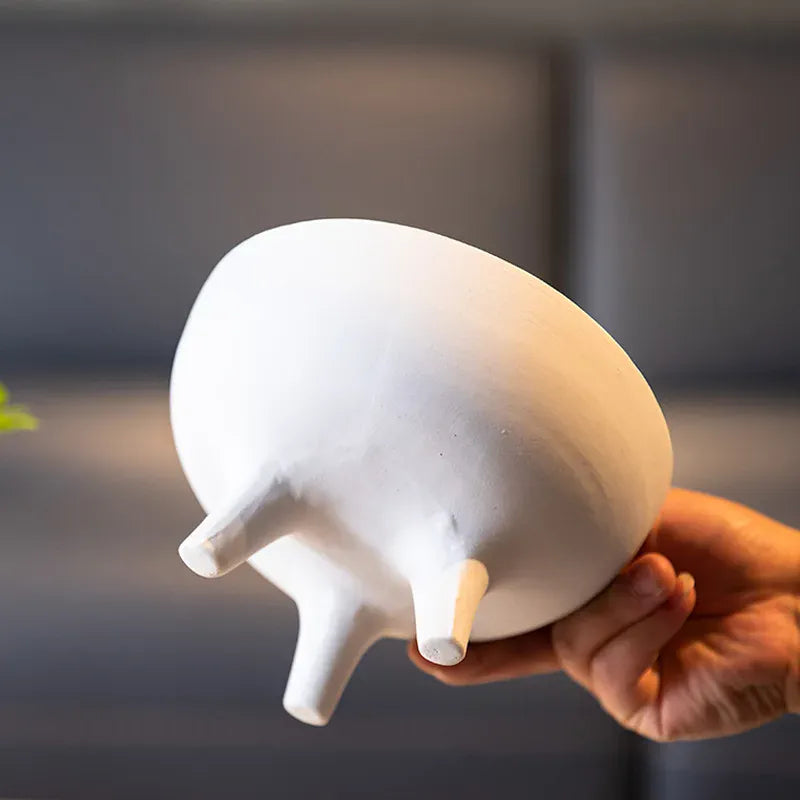 Vase en céramique sur trépied