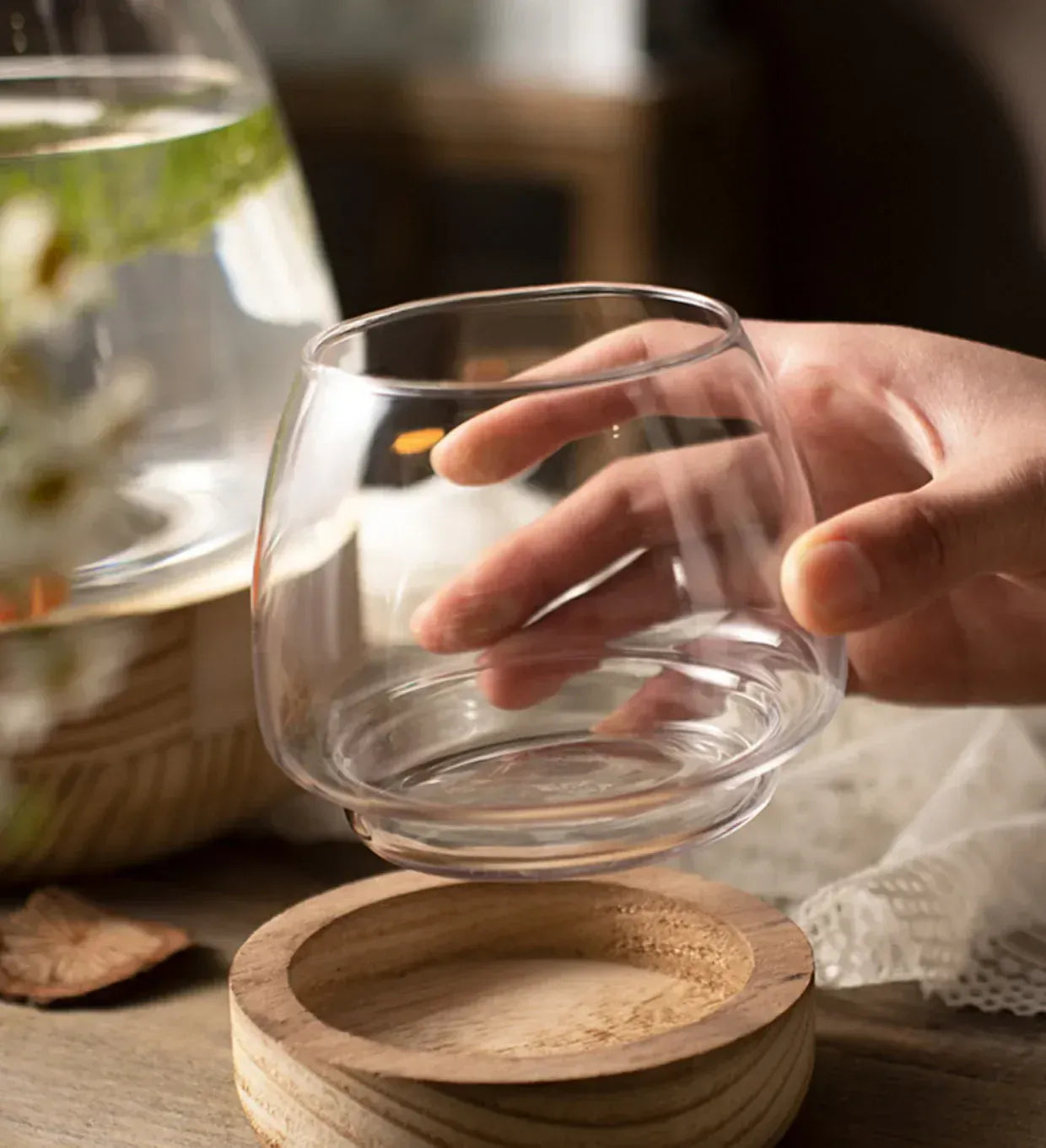Vase en verre avec base en bois massif clair