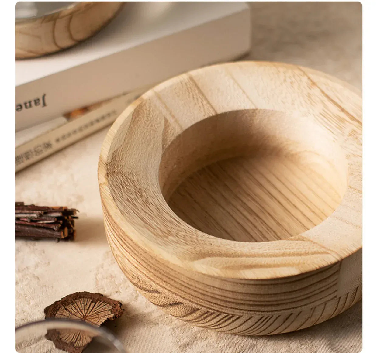 Vase en verre avec base en bois massif clair